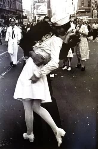 Kissing on VJ Day — Unknow artist Anonymous