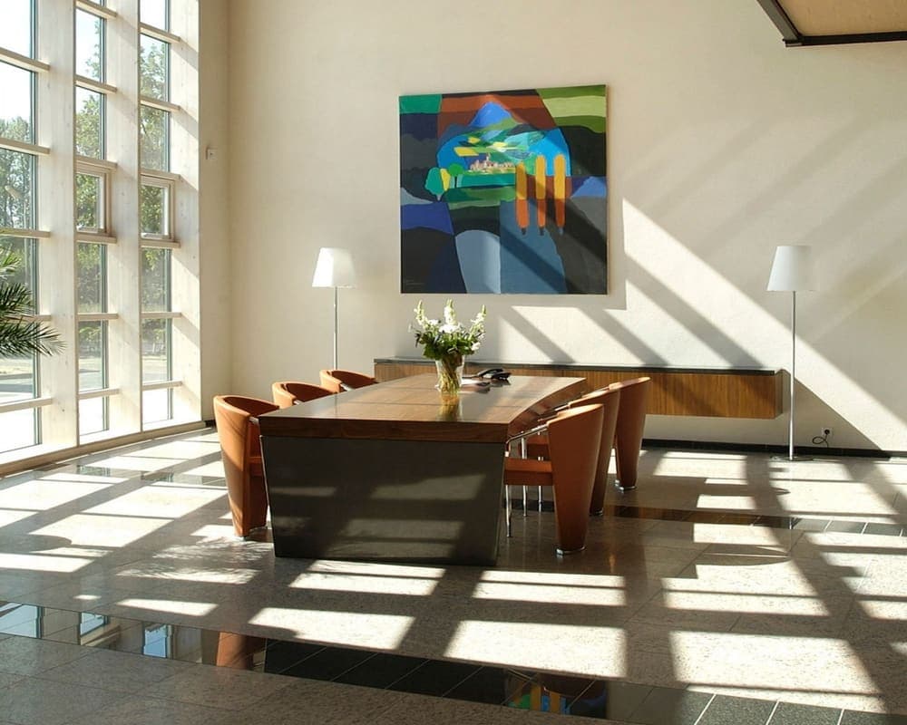 Foto: adviseur stelt kunst samen op kantoor