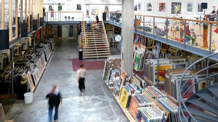 Dertig jaar Kunstuitleen: van goederenlift naar vergadercentrum