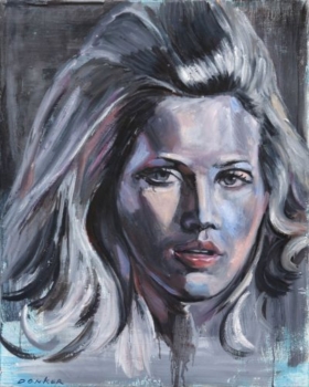 Model met blond haar in grijstonen